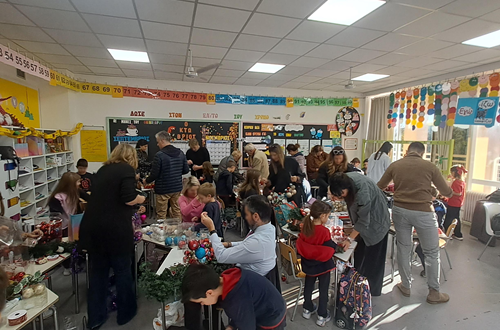 Οι μαθητές/-τριες 2ας ταξης του ΔΚΨ ετοιμάζουν χριστουγεννιάτικες κατασκευές για το Bazaar