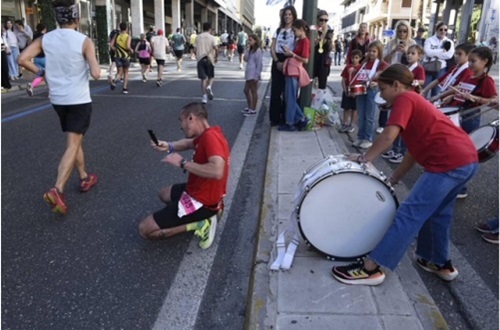 Η Drumsticks του Δημοτικού Κολλεγίου Αθηνών στον Αυθεντικό Μαραθώνιο