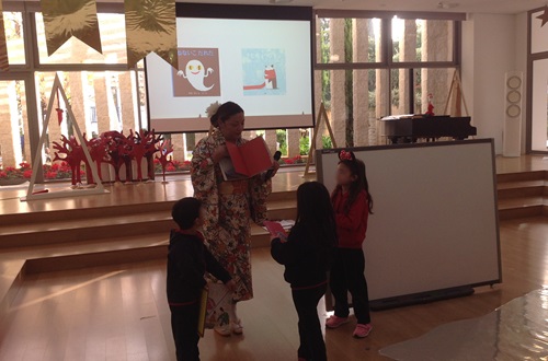 Μrs. Mata Bardis Makes a Presentation on Japanese Stories