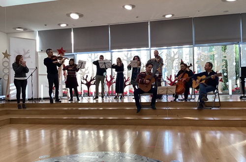 Χριστουγεννιάτικες μελωδίες από την College Junior Orchestra